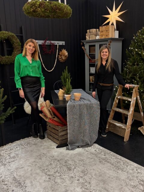 Aitäh, et hindad kohaliku disaini oma eheduses ja eripäras!

Krunnipeas usume siiralt, et kingituse väärtus peitub mõtestatuses – selles väikeses sädemes, mis tekib siis, kui valid midagi, mille on loonud päris inimene oma oskuste, südame ja loomingulisusega.

Kui eelistad väikeettevõtjate ja disainerite töid, toetad sellega mitte ainult loojat, vaid ka meie kõigi ühist disainikultuuri. Iga ost teeb kellegi päeva helgemaks ja annab hoogu uuele inspiratsioonile.

Oled alati teretulnud meie avarasse disainipoodi uudistama, avastama ja inspiratsiooni püüdma. 

Aitäh, et valid kingituse Krunnipeast!
Soojad soovid, erilisi pühi ja kaunist aega lähedastega!