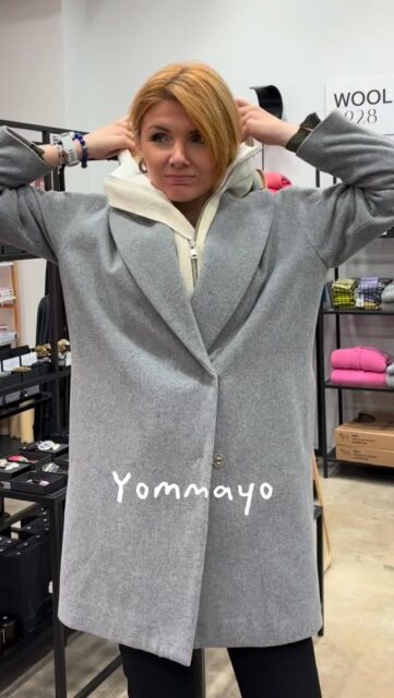 Yommayo on pärit Eestist, külmast ja tuulisest Baltikumi riigist. 
“Mul on tunne, et viimasel ajal läheb kõik üha enam standardist välja. See bränd on minu viis väljendada mõningaid standardeid, mida soovin oma igapäevaelus järgida – head kvaliteeti, ausust ja head suhtumist“ räägib brändi looja.