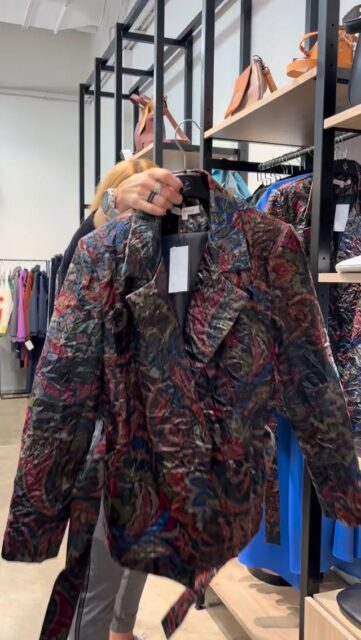 Raili Nõlvaku loodud veinipunane ja metalse varjundiga jakk toob Sinu garderoobi särtsu ja stiili. 
Sobib kleidi ja pükstega – iga outfit saab hetkega uue sära! 💫