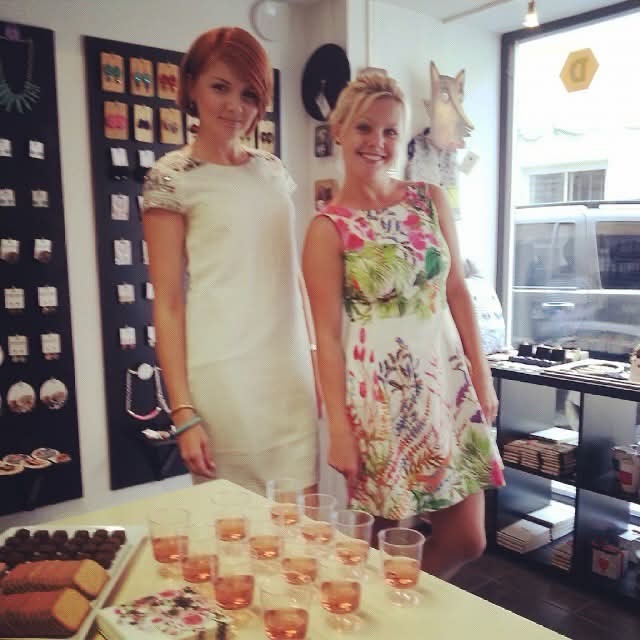 Armsad sõbrad, disainerid, kliendid ja kõik Krunnipea toetajad

Pärast rohkem kui 11 aastat tegutsemist, lugematuid kohtumisi imeliste inimestega, põnevaid koostöid ja tohutu arv disaintooteid, mis on leidnud õnneliku omaniku - oleme jõudnud teekonna loomuliku lõpuni. Krunnipea disainipood lõpetab oma tegevuse jaanuari lõpus.

See otsus ei tulnud kergelt, kuid on õige ja loomulik samm teekonnal, mis on meid tohutult kujundanud ja õpetanud. Krunnipea on olnud meie jaoks palju enamat kui pood — see on olnud koht, kus ideed said alguse ja kus iga loodud ese on rääkinud oma lugu. Oleme näinud kõrvalt, kuidas Eesti disain kasvab ja areneb. Oleme uhked, et saime sellele kaasa aidata, olles paljude praeguseks juba suureks kasvanud brändide kõige esimene edasimüüja ja toetaja.

Aitäh teile kõigile, kes olete meid külastanud, leidnud ikka ja jälle kingitusi endale ja lähedastele ja jaganud head sõna.

✨Krunnipea disainipoe viimane lahtioleku päev on 31. jaanuar.

Hetkel on poes ka uskumatud soodustused! Tulge veel läbi ja leidke endale midagi toredat! ✨

See foto on tehtud meie esimese poe avamisel Müürivahes, 20. augustil 2014. aastal. 

Soojade tervitustega,
Tiiu ja Greenika